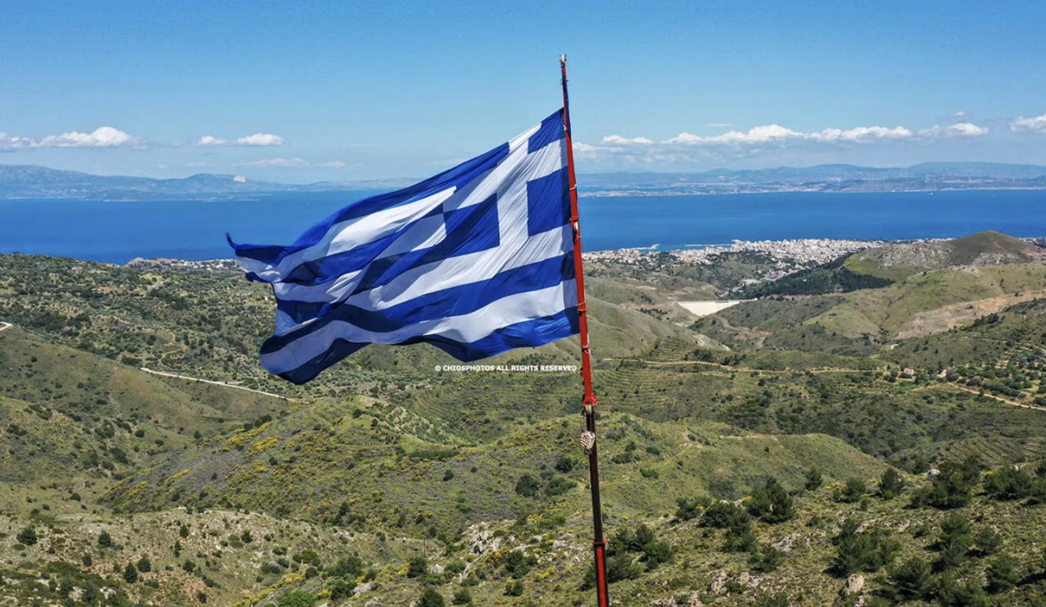 Υψώθηκε η τεράστια ελληνική σημαία στην επέτειο των Σφαγών της Χίου